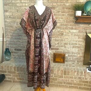 Beautiful Kaftan style dress! Cinches at waist so fits anyone! 🥰
